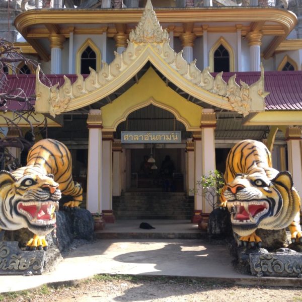 Tiger Cave Temple (Wat Tham Suea) - Richtige Tiger gib es hier nicht, aber diese zwei Tiger-Statuen schmücken den Eingang