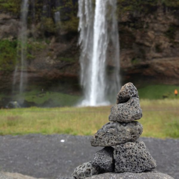 Steintuürmchen vor dem Wasserfall Seljalandsfoss