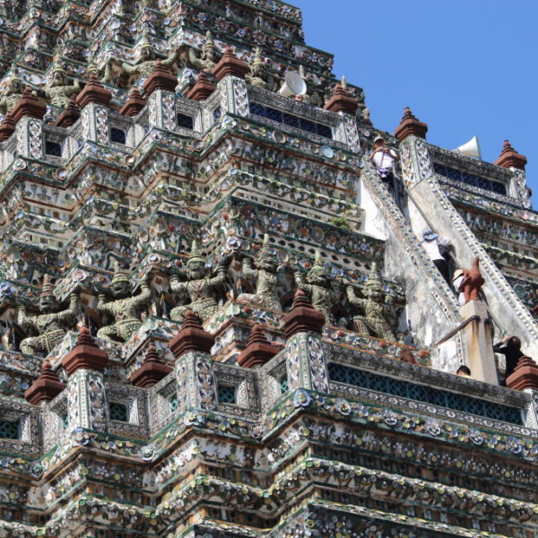 Wat Arun - Steile Stufen müssen überwunden werden ehe die Spiete erreicht ist. Der Tempel der Morgenröte wird auch Wat Chaeng genannt.