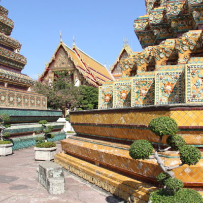 Wat Pho - Blumenmuster aus buntem Porzellan