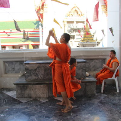 Wat Pho Kaew - Mönche wickeln Baumwollfäden auf. Bei Zeremonien greift jeder nach einem Faden, sodass alle miteinander verbunden sind.