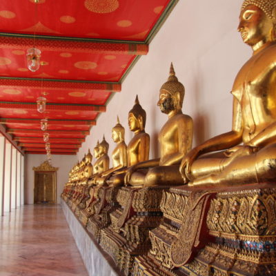 Wat Pho - Säulengang mit Buddha-Statuen