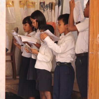 Wat Svai - Schulkinder lesen vorne vor