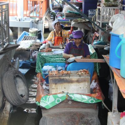 Wat Talingchan Floating Market - Fische fangen, grillen, verkaufen aus dem Boot