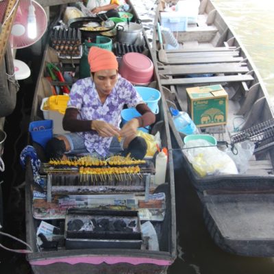 Wat Talingchan Floating Market - Fischspieße werden auf dem Boot gegrillt