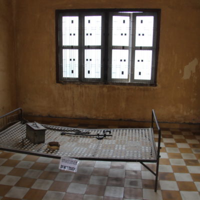 Zelle im Tuol-Sleng-Genozid-Museum