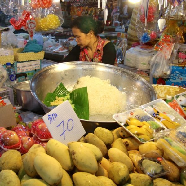 Früchte und klebrig-süßer Pappreis - Marktstand in Chiang Mai