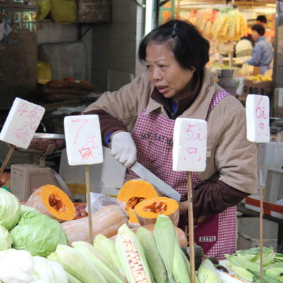 Gemüsefrau auf dem Markt von Macau