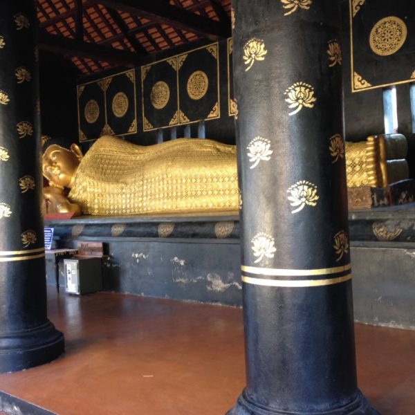 Westlich vom grossen Chedi findet man noch einen recht grossen ruhenden Buddha, der aus der Zeit von König Kaeo stammen soll.