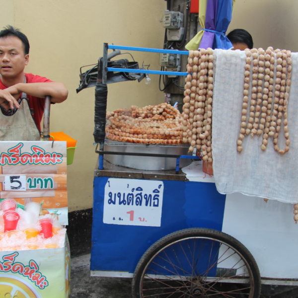 Würstchenkette & Crashed Iced Tea - Beliebtes Fastfood in Chiang Mai
