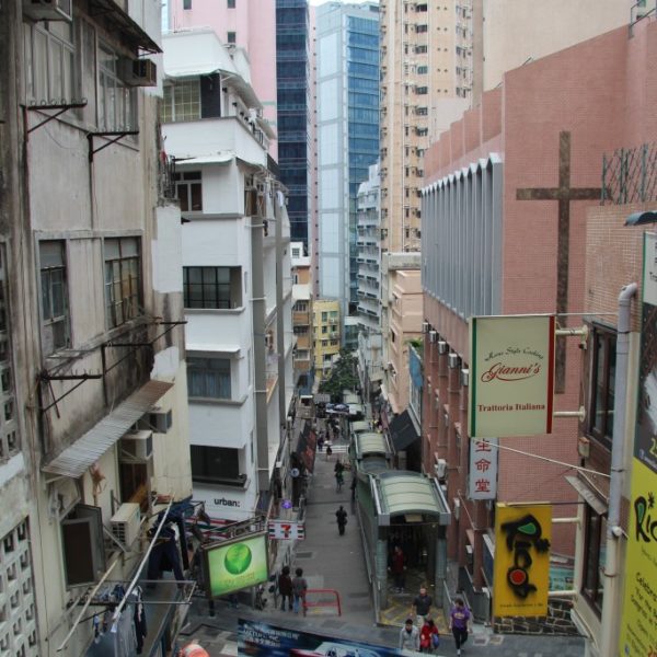 Der Central Escalator ist es das längste überdachte außenstehende Rolltreppensystem der Welt. Es verbindet die Stadtteile Central und Mid-Levels auf Hong Kong Island miteinander.