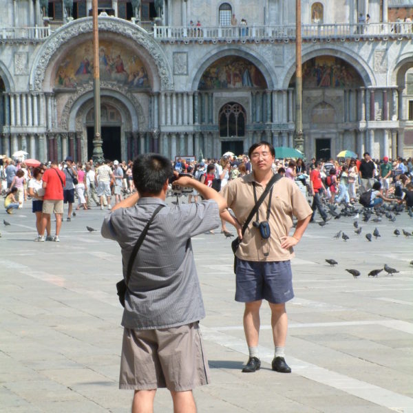 Fotografierende Asiaten vor der Basilica San Marco