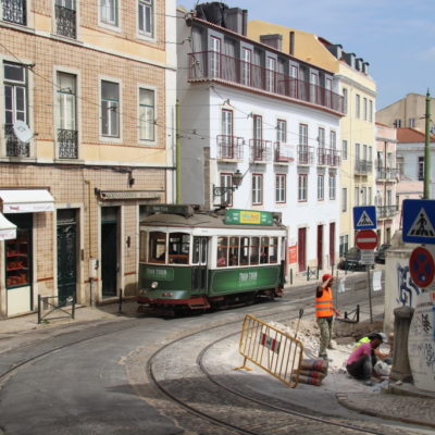 Gelbe Tram in den Straßen von Lissabon