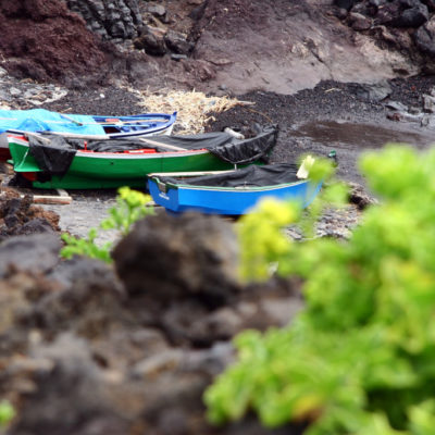Boote in der Buenavista Punta Teno Brandung