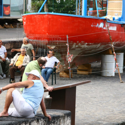 Männer im Hafen von Puerto de la Cruz