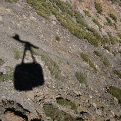 Schatten einer Gondel der Teide-Seilbahn im Teide-Nationalpark, Teneriffa, Kanarische Inseln, auf den höchsten Vulkan Spaniens