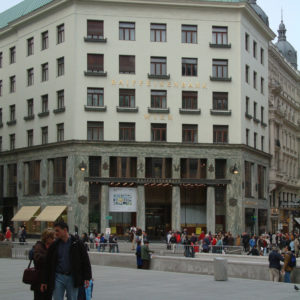 Das Looshaus wird wegen der schmucklosen Fassade von den Windern "Haus ohne Augenbrauen" genannt