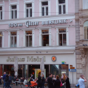 Gösser Beirklinik in 100 m - Hinweis am Julius Meinl Gebäude am Graben