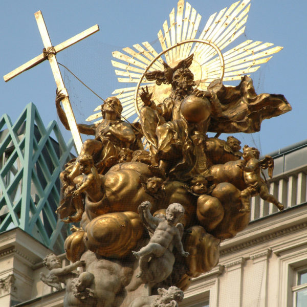 Goldene Spitze der Pestsäule am Graben