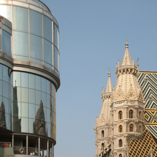 Haashaus und Stephansdom - Architektpnische Gegensätze