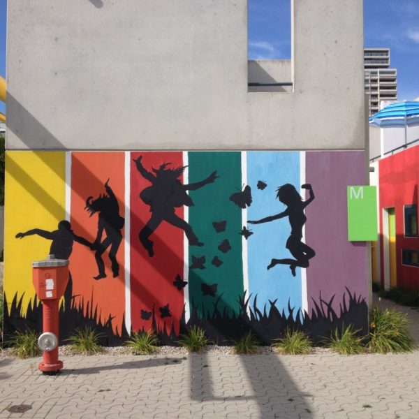 Olympisches Dorf - Jump in allen Regenbogenfarben
