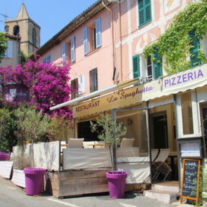 Pizzeria in Grimaud - Eglise St Michel im Hintergrund