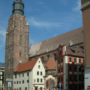 Die Elisabethkirche erreicht man durch den Torbogen, der zwei kleine Häuser (Hänsel und Gretel) verbindet. Dort wohnten früher die Kirchendiener der Elisabethkirche. 