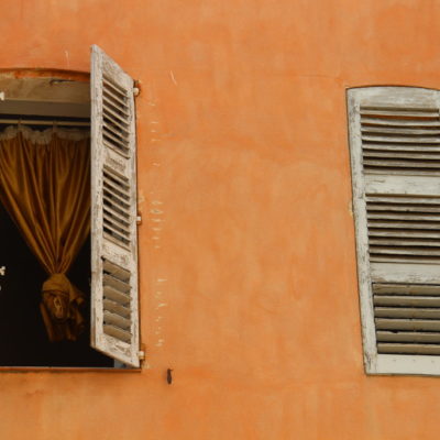 Place du 24 Août - Der Vorhang im Fenster