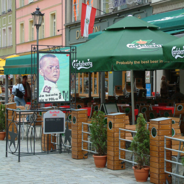 PRL - Ostalgie pur! Hier lebt das kommunistische Polen weiter. Tagsüber gibt es im Restaurant gute polnische Küche zu fairen Preisen, abends kann man im angesagten Club feiern. Na zdrowie!