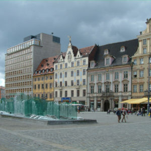 Rynek - Westseite mit dem Gläsernen Brunnen. Das umstrittene Bankgebäude links ist das das einzige Hochhas am "Ring".