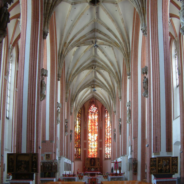 Die Kirche St. Maria auf dem Sande gehört zu den ältesten gotischen Kirchen Polens. Der Innenraum der Sandkirche ist ein dreischiffiger, gotischer Backsteinbau mit Sterngewölbe.