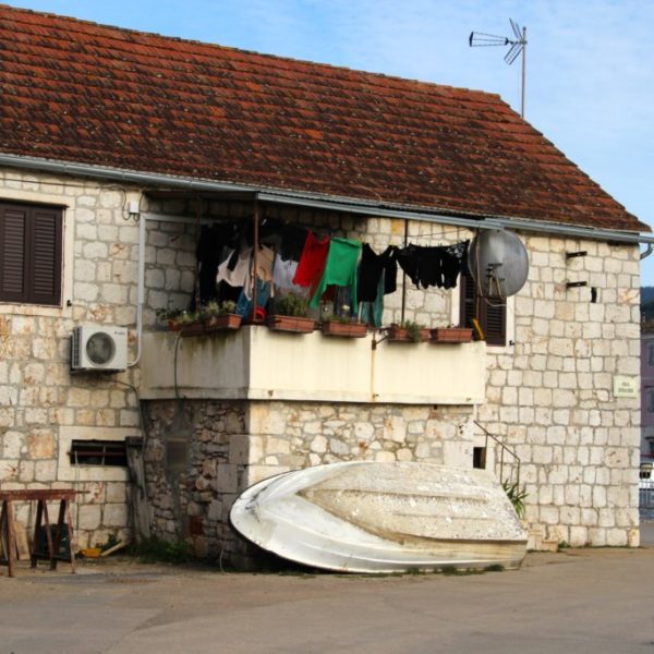 Vor dem Haus parkt ein Boot statt Auto in Stari Grad